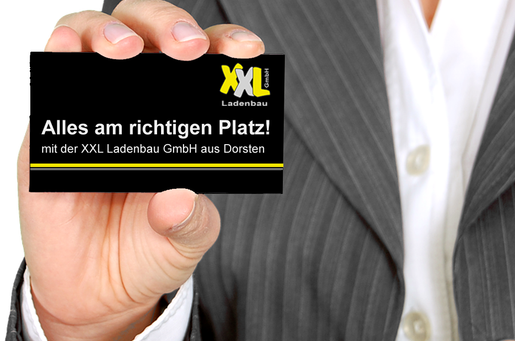 Mensch zeigt Visitenkarte von XXl Ladenbau GmbH aus Dorsten